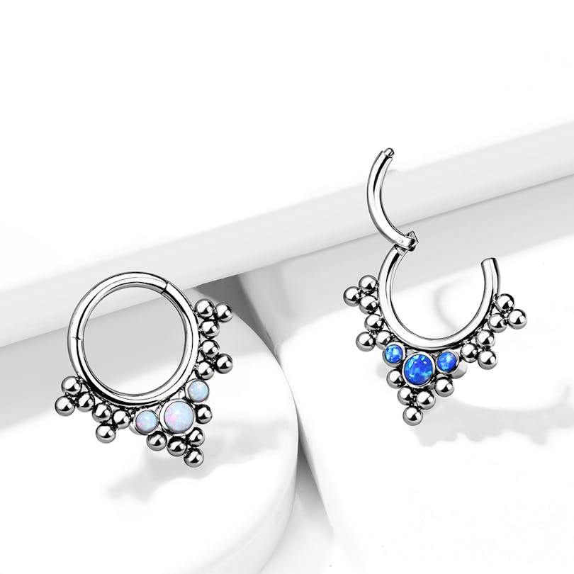 Argola articulada com contas e opalas