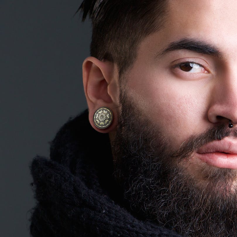 Plug aus Holz mit einer Blume und Punkten