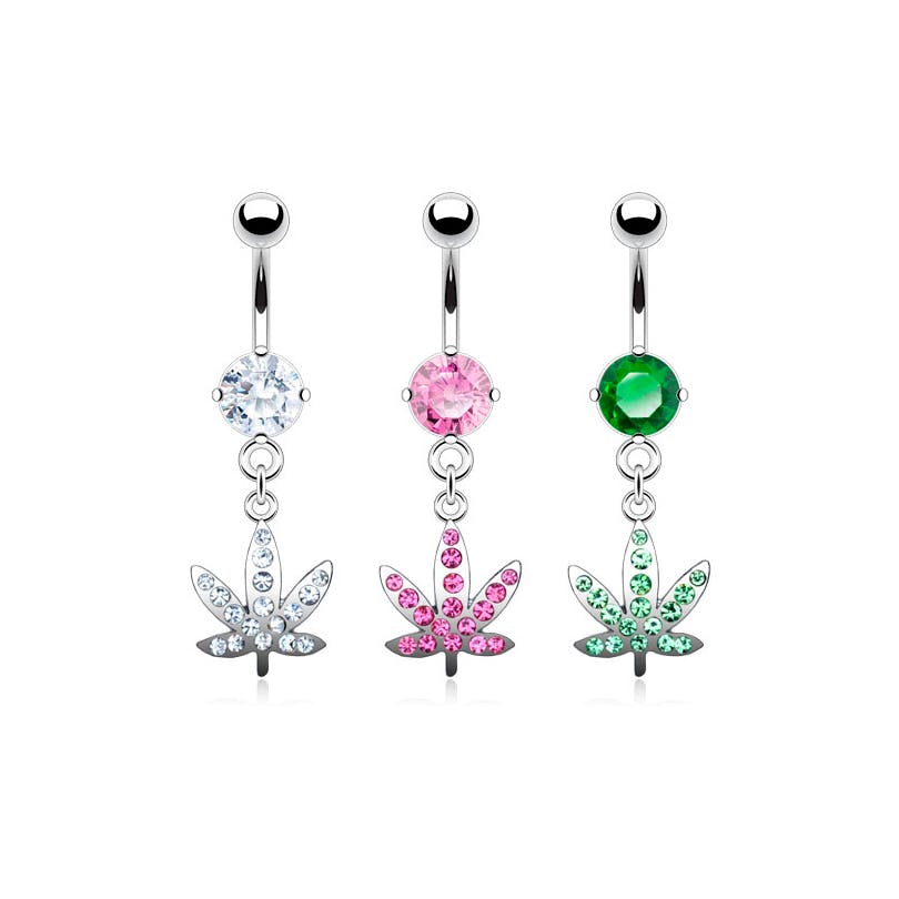 Umbigo piercing com folha de canábis coberta de pedras