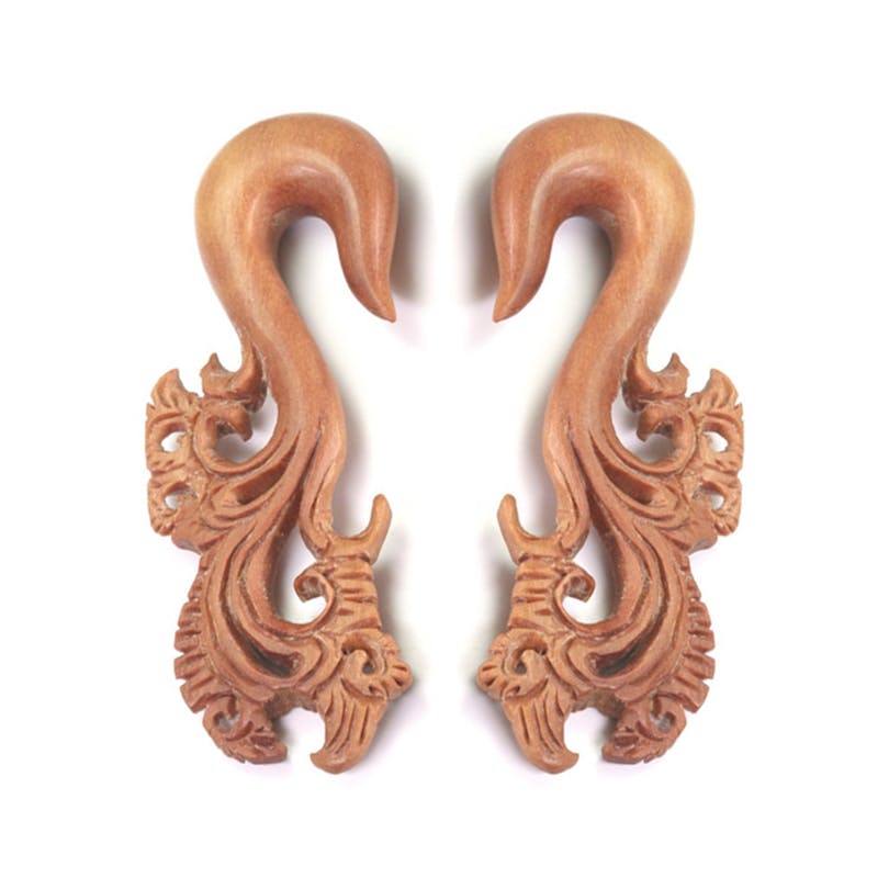 Hanger uit hout met gesneden ornamenten
