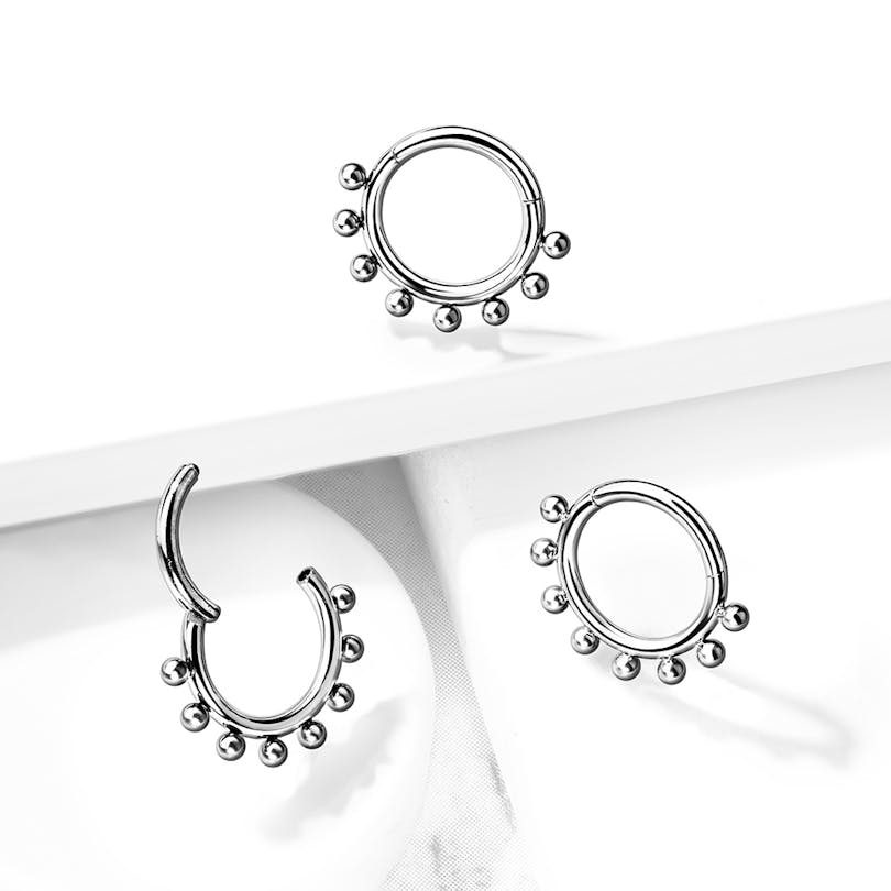 Argola de titânio com articulação e contas externas
