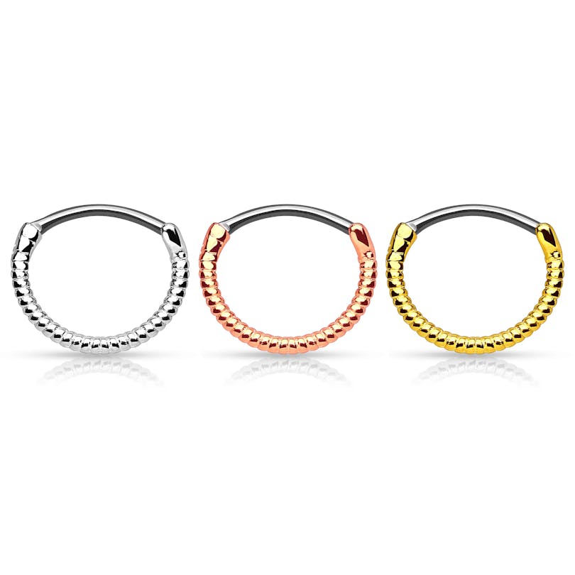 Septo piercing com um desenho de espiral ao redor
