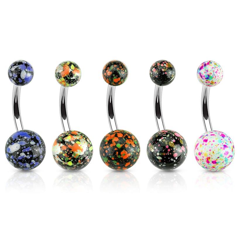 Bauchnabelpiercing mit Spritzflecken
