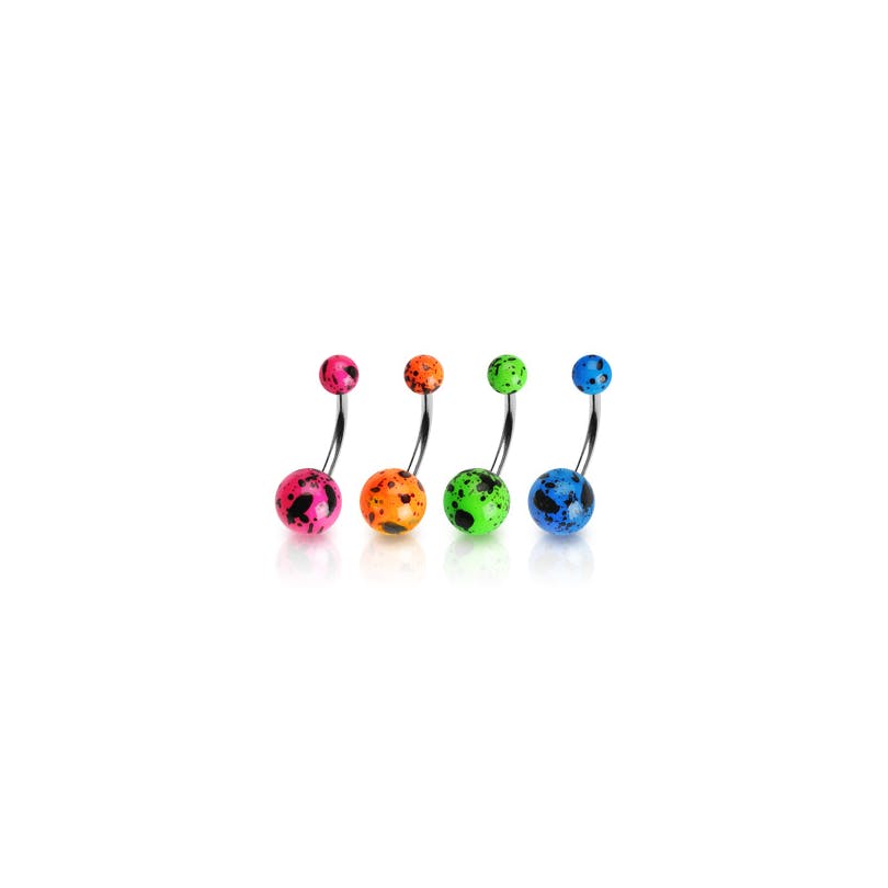 Bauchnabelpiercing mit schwarzen Flecken