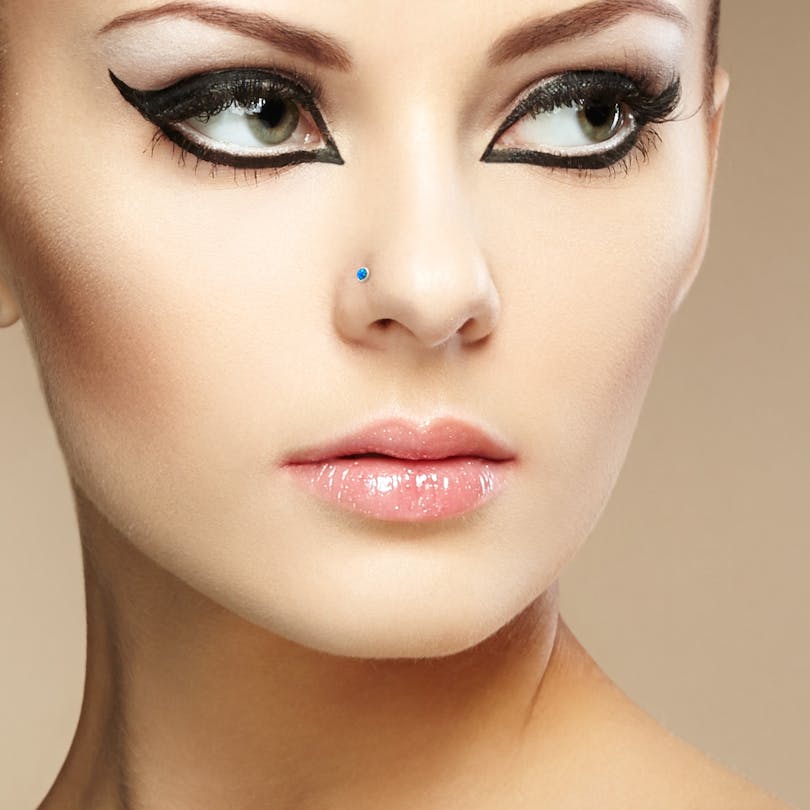 Nasenpiercing aus 14 Karat Gold mit opaler Halbkugel